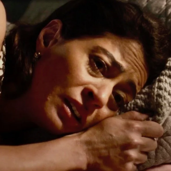 Reta final de ‘Garota do Momento’: Juliano leva Clarice para o barco onde está escondido, na marina.