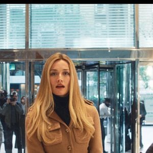 Figurino impecável resgata o minimalismo elegante dos anos 90 em 'História de Amor: John F. Kennedy Jr. & Carolyn Bessette'