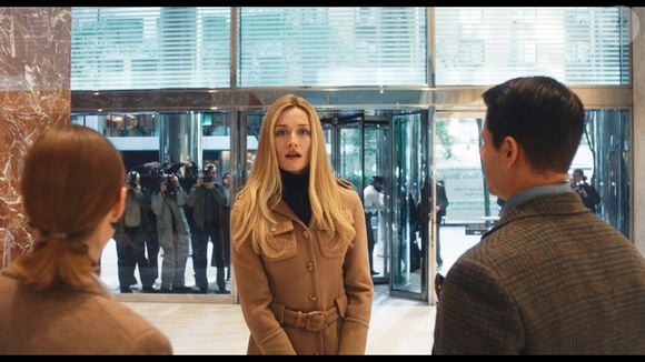 Figurino impecável resgata o minimalismo elegante dos anos 90 em 'História de Amor: John F. Kennedy Jr. & Carolyn Bessette'