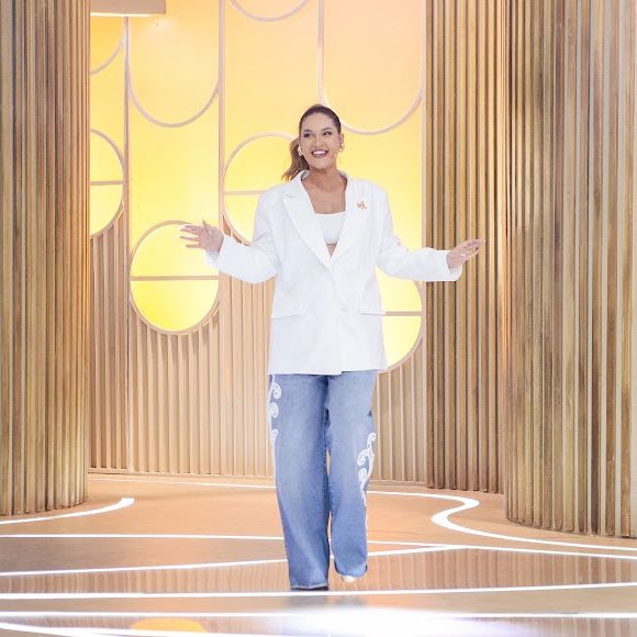 Virginia Fonseca no SBT com look oversized