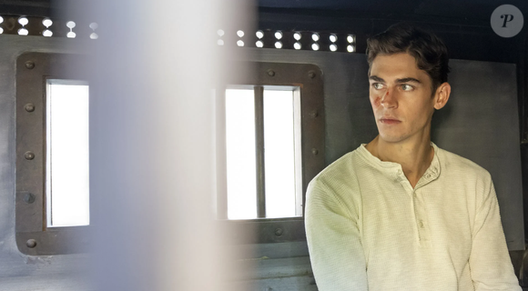 O ator Hero Fiennes Tiffin, astro da série 'After', vive o papel principal do jovem detetive Sherlock Holmes na série 'Jovem Sherlock', do Prime Video.