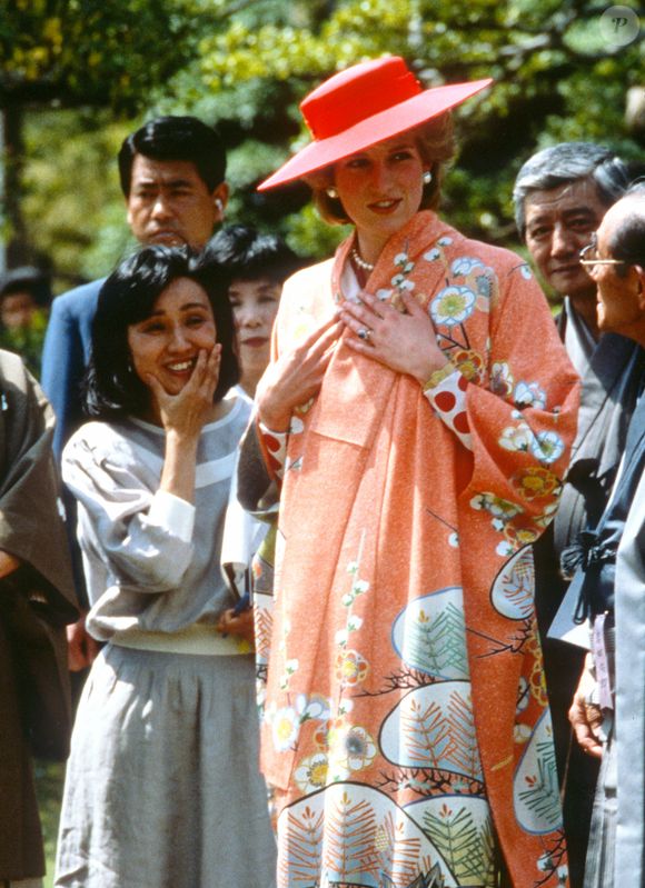 Tom de pêssego eleito cor do ano pela Pantone apareceu no armário de Lady Di