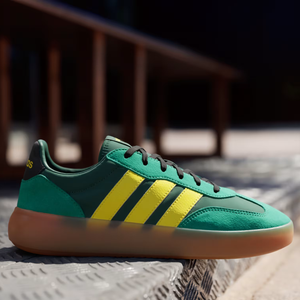 Disponível por R$ 249,99 no site da Adidas Brasil, o Barreda Decode aposta na tradicional biqueira em T e no estilo esportivo que continua em alta em 2026