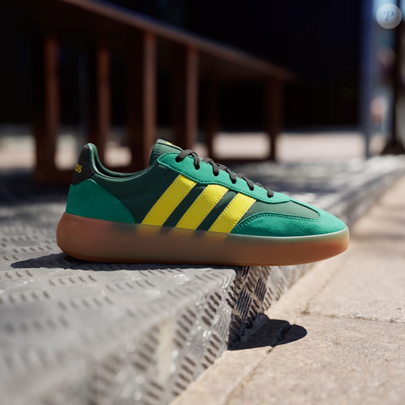 Disponível por R$ 249,99 no site da Adidas Brasil, o Barreda Decode aposta na tradicional biqueira em T e no estilo esportivo que continua em alta em 2026