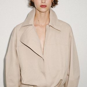 Com gola de lapela, bolsos frontais e cinto no mesmo tecido, o vestido mini da Zara entrega elegância atemporal e ainda está com 30% de desconto