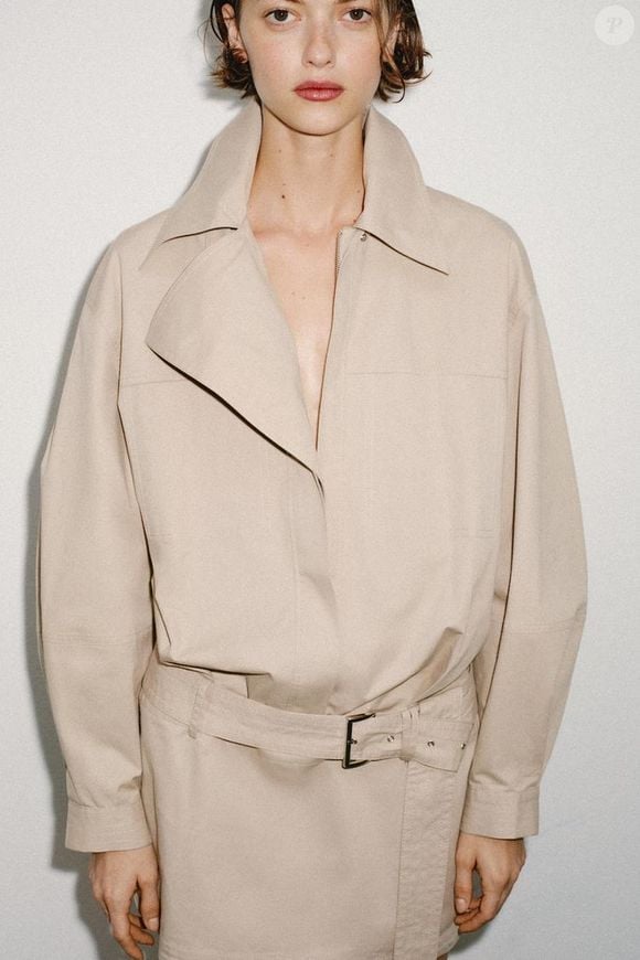Com gola de lapela, bolsos frontais e cinto no mesmo tecido, o vestido mini da Zara entrega elegância atemporal e ainda está com 30% de desconto
