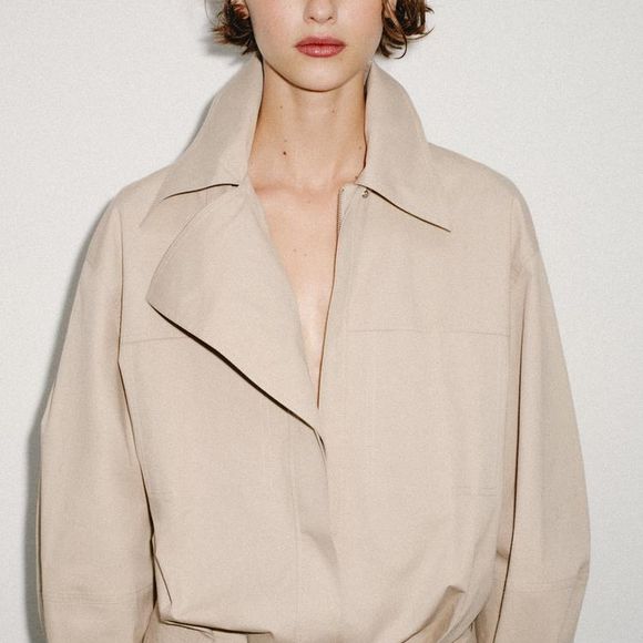 Com gola de lapela, bolsos frontais e cinto no mesmo tecido, o vestido mini da Zara entrega elegância atemporal e ainda está com 30% de desconto