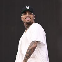Chris Brown é preso em hotel 5 estrelas na Inglaterra por agredir produtor em boate; 'ataque de garrafa' aconteceu em 2023
