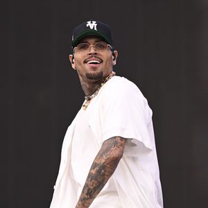 Chris Brown é preso em hotel 5 estrelas na Inglaterra por agredir produtor em boate; 'ataque de garrafa' aconteceu em 2023