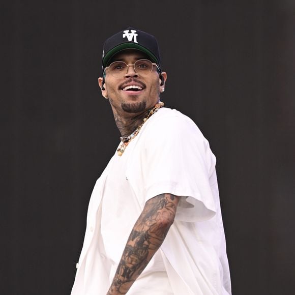Chris Brown é preso em hotel 5 estrelas na Inglaterra por agredir produtor em boate; 'ataque de garrafa' aconteceu em 2023