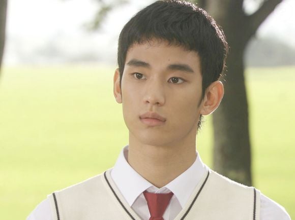 No mesmo ano, o cabelo de Kim Soo-hyun ficou ainda mais curto para participar da série 'Will It Snow For Christmas?'