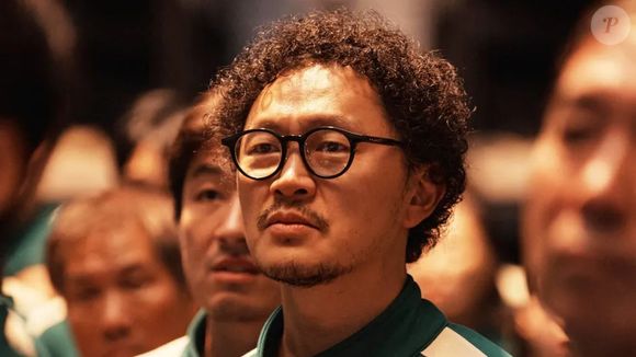 O endividado Yong-sik (Jogador 007) também sobreviveu aos jogos e conseguiu proteger a mãe até aqui