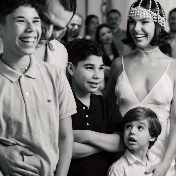 João Marcus e João Francisco, filhos de Marcus com sua ex-esposa, a cantora Wanessa Camargo, participaram da celebração, assim como Rael, filho de Isis com o modelo André Resende.