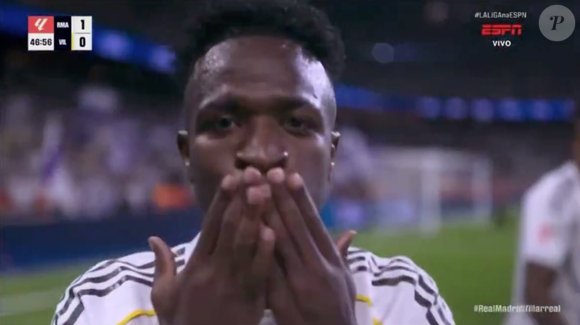 Depois do seu primeiro gol, Vini Jr. correu em direção à câmera, mandou um beijo e mandou uma mensagem que muitos não entenderam