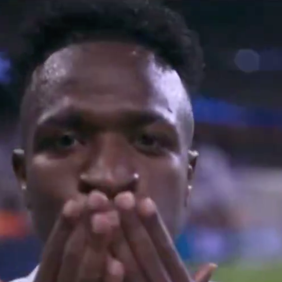 Depois do seu primeiro gol, Vini Jr. correu em direção à câmera, mandou um beijo e mandou uma mensagem que muitos não entenderam