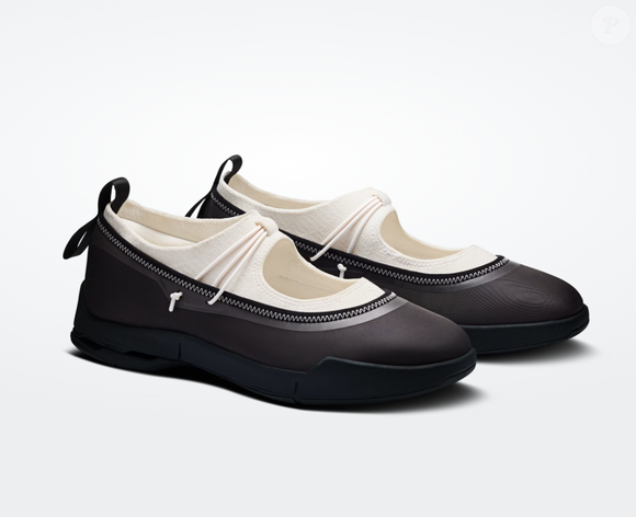 A versão Black | Ivory do Cloudnova Moon Mary Jane combina preto e detalhes em tom marfim, mantendo a proposta clean do lançamento da On com Zendaya e Law Roach. O modelo tem cano baixo, logotipos sutis e cadarços de amarração rápida, que ajudam a manter o pé firme