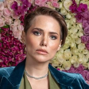 Letícia Colin como Vanessa para a novela 'Todas as Flores': corte Pixie moderno, curtíssimo e batido na nuca e laterais, com o topo e a frente mais longos e texturizados, penteados para o lado. O castanho escuro é monocromático, sem luzes aparentes, com acabamento polido
