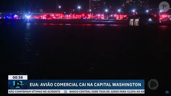 Após colisão entre helicóptero e jatinho, equipes do Corpo de Bombeiros passaram a atuar para resgatar as vítimas
