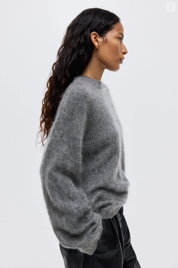 Para os dias de temperatura mais amena na primavera, o suéter cinza de cashmere penteado da H&M, por R$ 1.399,00, pode ser combinado com peças claras e tênis de perfil baixo