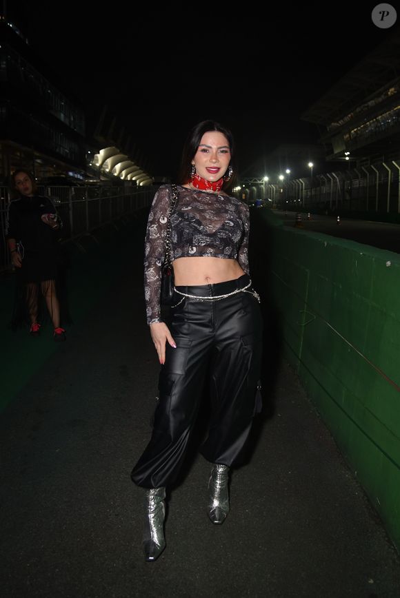 Lollapalooza 2026: Nadja Pessoa deixou sua barriga de fora em um cropeed com transparência e uma calça estilosa