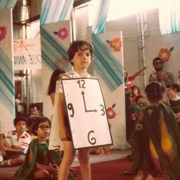 Wagner Moura antes da fama: neste foto, o ator aparece quando tinha 5 anos em apresentação de escola