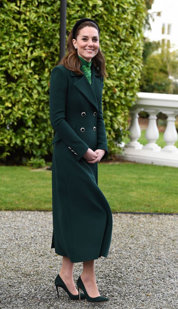 Looks para inverno: Nessa proposta, Kate Middleton aliou o casaco verde e vestido, sob a mesma tonalidade, enfatizando a ideia dos looks monocromáticos.
