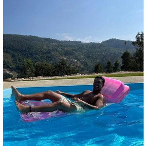 Mansão de Xamã é puro luxo: academia equipada, piscina, sauna e uma banheira de hidromassagem, além de ambientes criados especialmente para momentos de relaxamento e descanso.