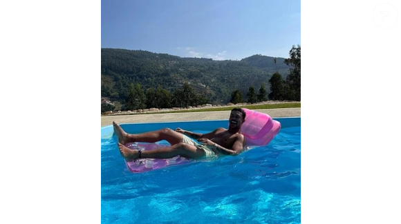 Mansão de Xamã é puro luxo: academia equipada, piscina, sauna e uma banheira de hidromassagem, além de ambientes criados especialmente para momentos de relaxamento e descanso.