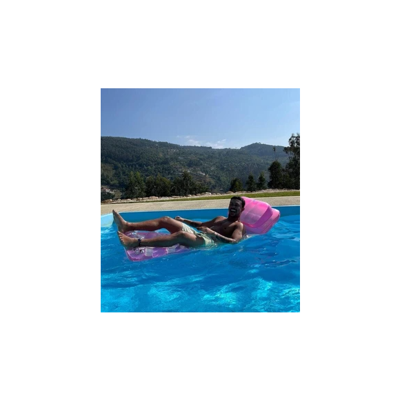 Mansão de Xamã é puro luxo: academia equipada, piscina, sauna e uma banheira de hidromassagem, além de ambientes criados especialmente para momentos de relaxamento e descanso.