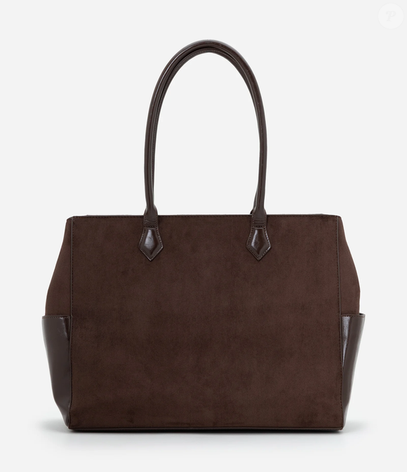 Bolsa shopper de camurça da Renner, por R$ 219,90, surge como o acessório ideal para complementar o novo Converse e reforçar a estética boho-chic da produção