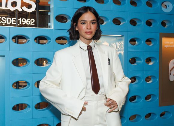 De terno e chinelo, Bruna Marquezine chama atenção ao misturar alfaiataria elegante com sandálias em evento da Havaianas no MASP