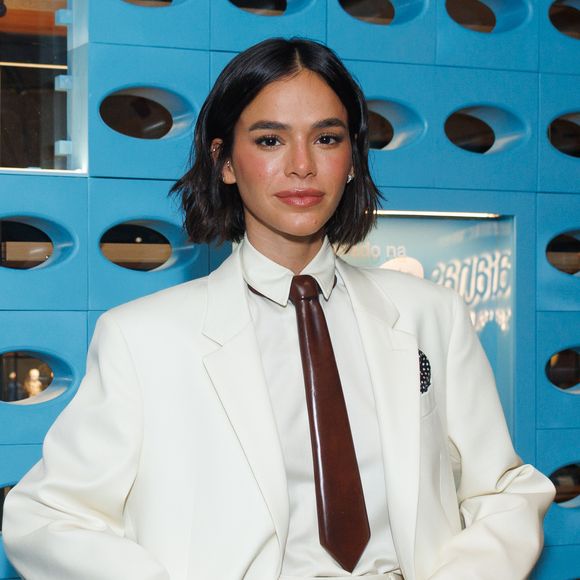 De terno e chinelo, Bruna Marquezine chama atenção ao misturar alfaiataria elegante com sandálias em evento da Havaianas no MASP