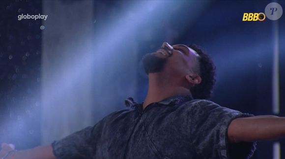 Vinícius homenageou Aline e mandou indireta para Renata ao voltar com 'A Queda', de Gloria Groove, para a Festa do Líder no 'BBB 25'