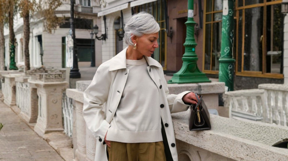Os tênis cor de pudim de leite condensado, confortáveis e elegantes para mulheres com mais de 50 anos: são da Olympikus e minha mãe já quer usá-los o tempo todo com calças largas