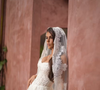 Com silhueta evasê e cauda longa, o vestido de noiva de Isabella Arantes reforçou a proposta romântica da cerimônia com Gabriel Medina