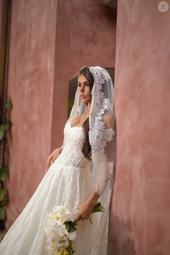 Com silhueta evasê e cauda longa, o vestido de noiva de Isabella Arantes reforçou a proposta romântica da cerimônia com Gabriel Medina