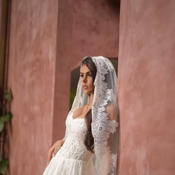 Com silhueta evasê e cauda longa, o vestido de noiva de Isabella Arantes reforçou a proposta romântica da cerimônia com Gabriel Medina