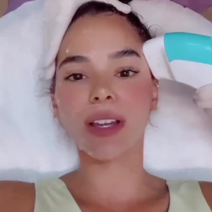 O que poucos sabem é que Bruna Marquezine faz o procedimento até no pescoço para evitar a flacidez na região