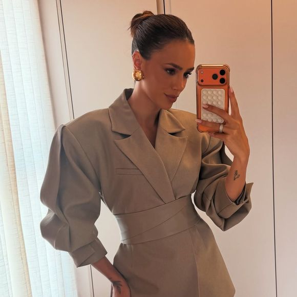 Blazer de alfaiataria clara e o New Balance 500V2 dourado formam uma combinação que segue a estética elegante e minimalista frequentemente adotada por Bruna Biancardi