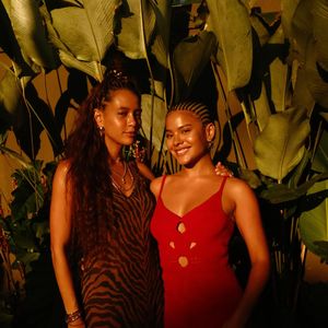 Bella Campos e Taís Araújo na festa na casa de Paolla Oliveira