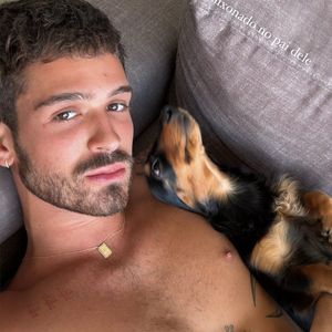 João Guilherme surgiu abraçado a Haku e fãs notaram uma tristeza no ator e também no pet