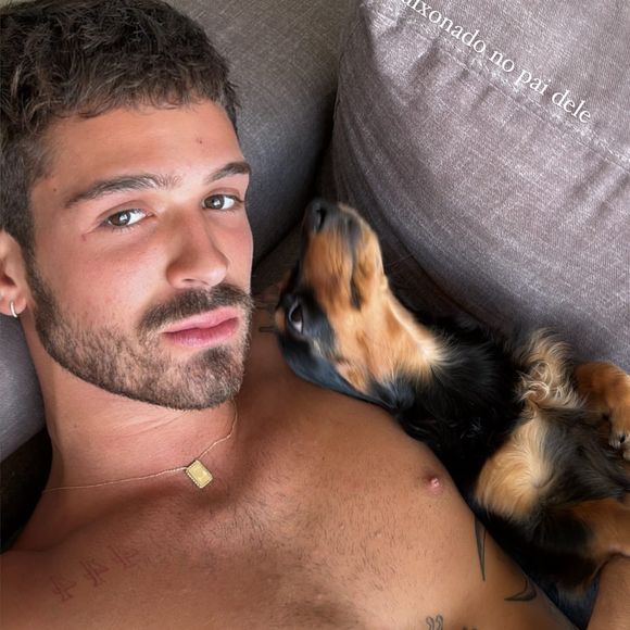 João Guilherme surgiu abraçado a Haku e fãs notaram uma tristeza no ator e também no pet