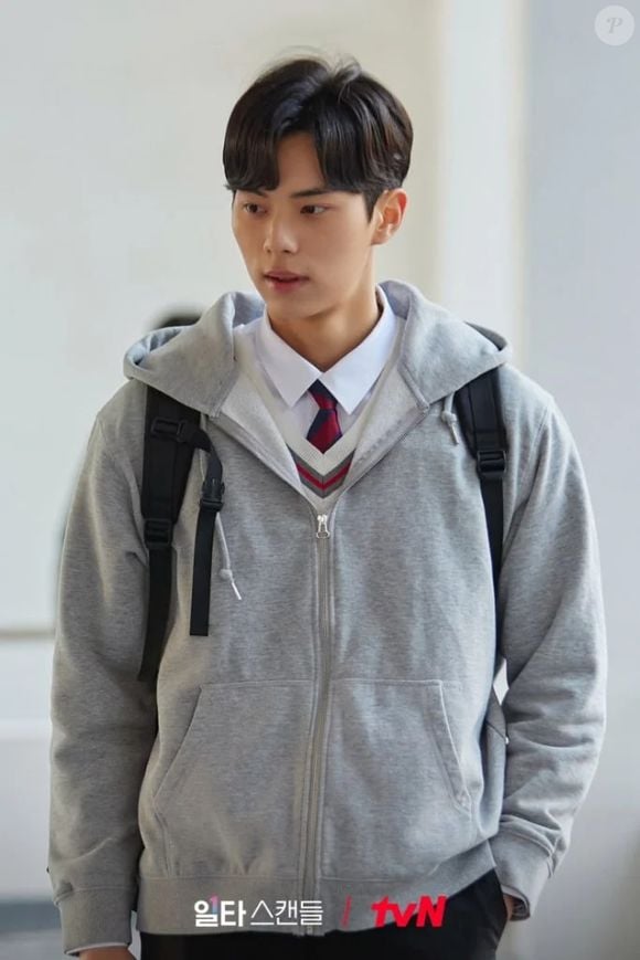 No dorama, Lee Chae-min interpreta Lee Sun-jae, filho da protagonista que ajuda a aproximar ainda mais a mãe do seu exigente professor