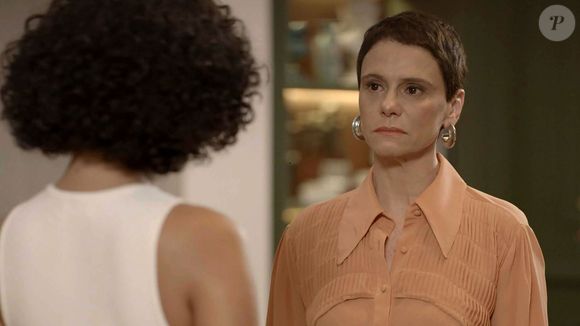 Celina (Malu Galli) compra a casa da Paladar e coloca no nome de Raquel e Poliana (Matheus Nachtergaele) como forma de se desculpar pelo erro que cometeu.