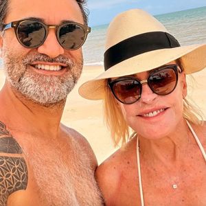 De biquíni branco, Ana Maria Braga roubou a cena ao lado do marido