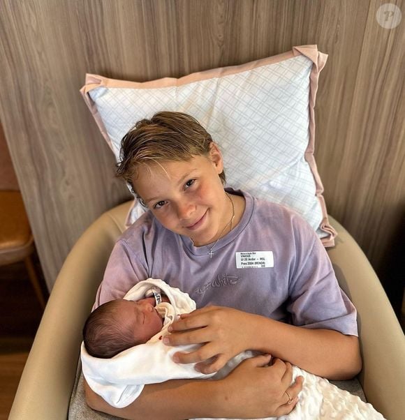 Filho de Neymar, Davi Lucca posou para foto cuidando de uma das irmãs quando recém-nascida
