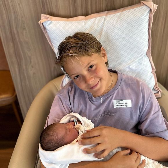 Filho de Neymar, Davi Lucca posou para foto cuidando de uma das irmãs quando recém-nascida