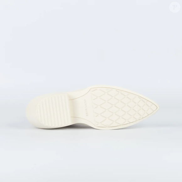 O salto baixo estilo kitten heel do Converse Chuck 70 De Luxe Pointed Hi é o detalhe que transforma o clássico tênis da marca em uma peça fashionista perfeita para mulheres que querem elegância sem abrir mão do conforto no dia a dia