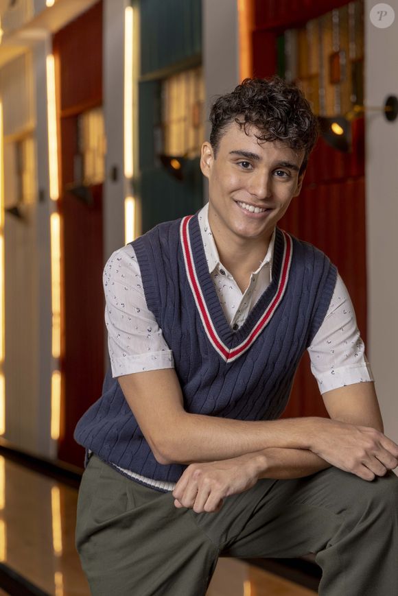 Guto (Pedro Goifman) faz par com Vinícius (Elvis Vittorio) na novela 'Garota do Momento'