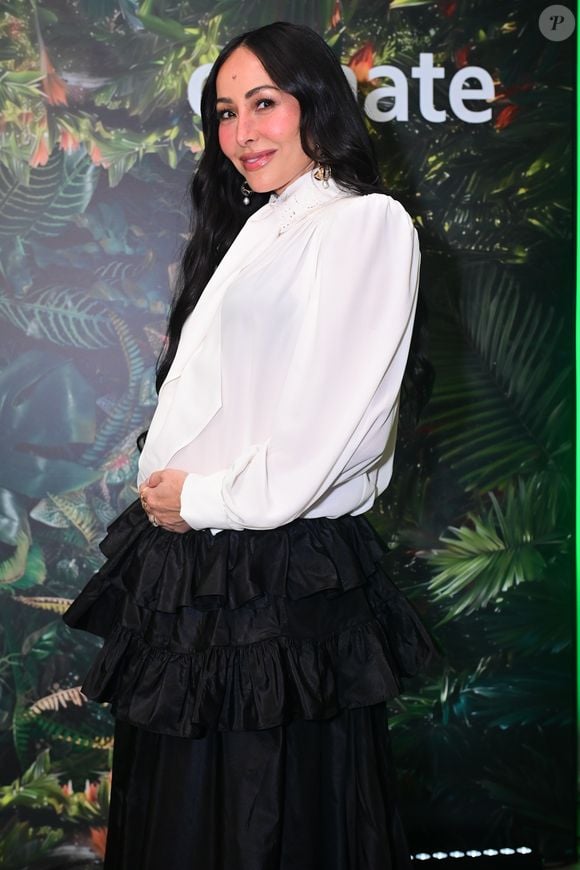 Grávida, Sabrina Sato usou look preto e branco com blusa de laço e saia volumosa durante evento realizado em São Paulo